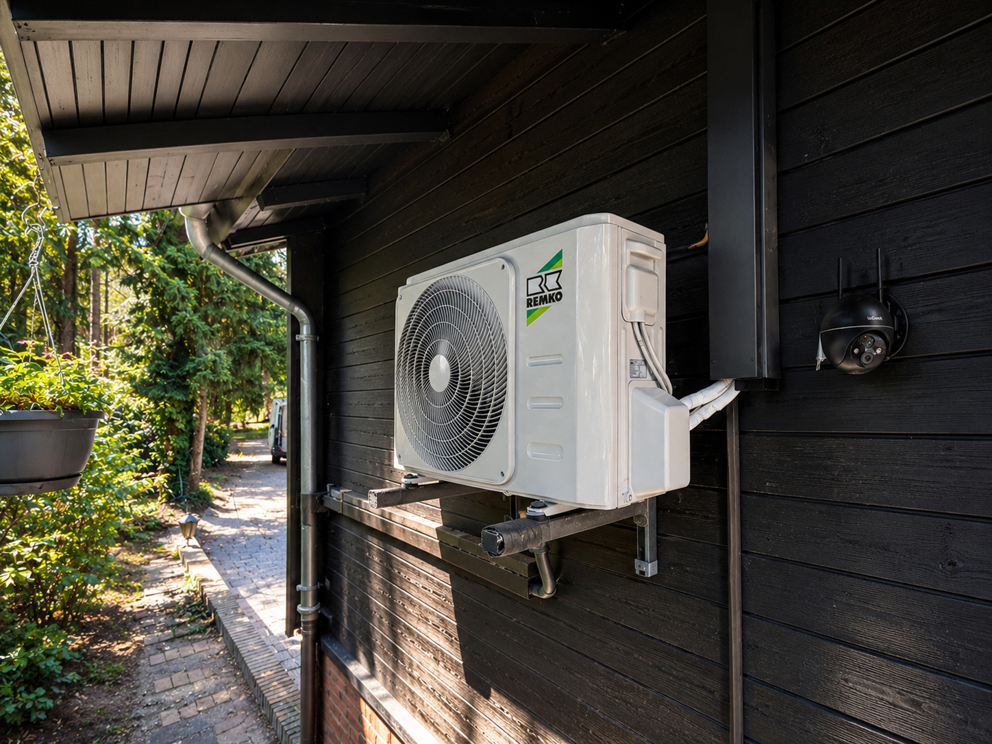 Außengerät einer Split-Klimaanlage an einer modernen Hausfassade